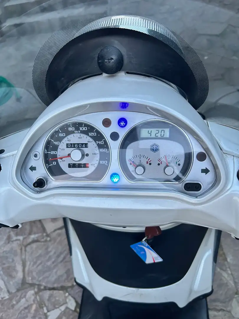 Piaggio Beverly 125 Bianco - 2