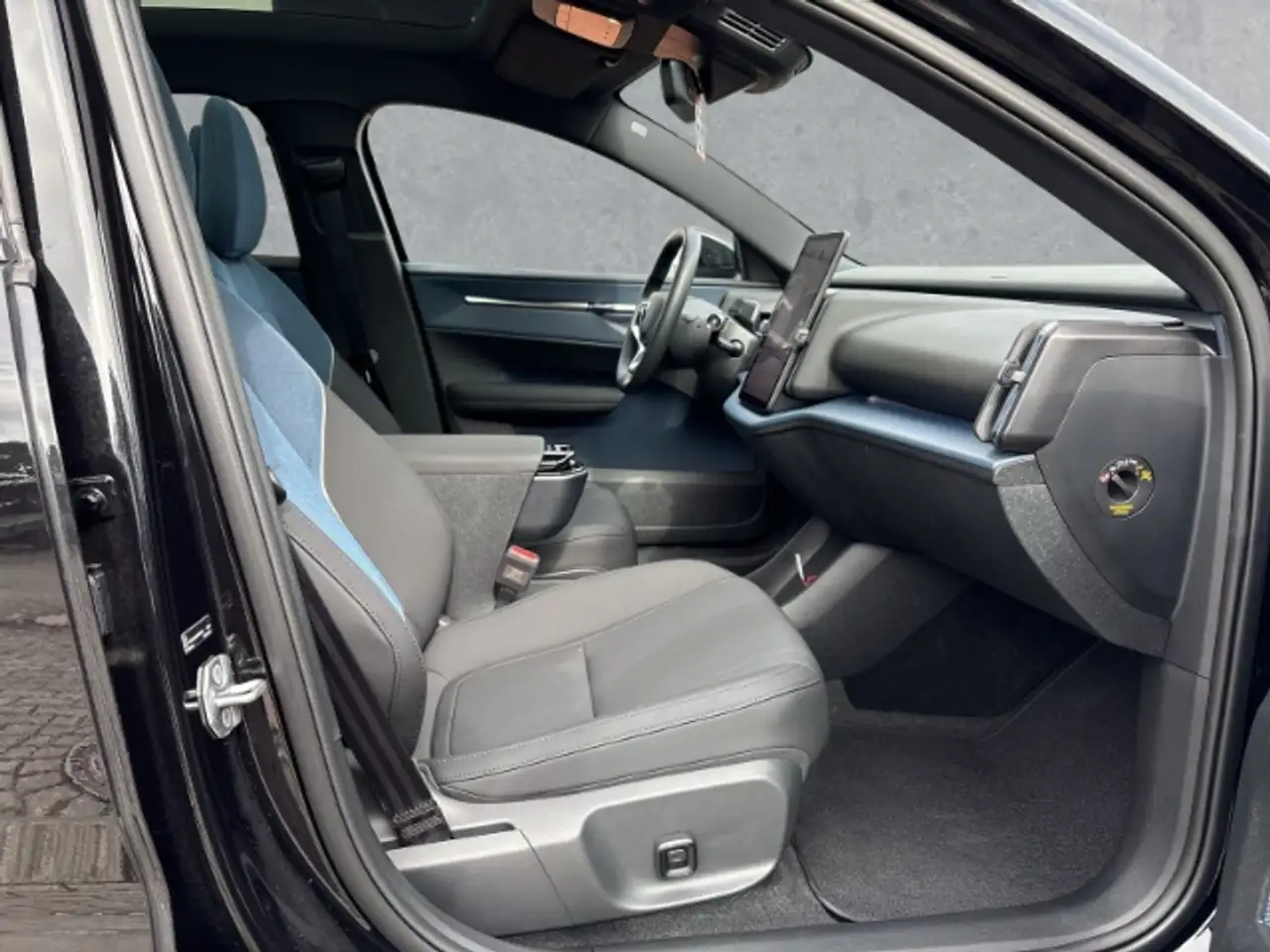 Volvo EX30 Ultra Ext. Range 20''LM Pano HarmanKardon 360 Kame, миниатюра 3