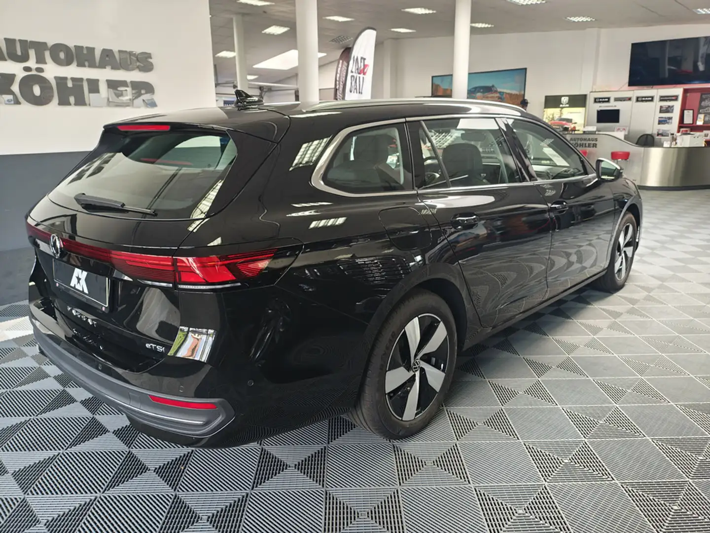 Volkswagen Passat Variant 1.5 eTSI Business ACC Aktivsitz LED Černá - 2