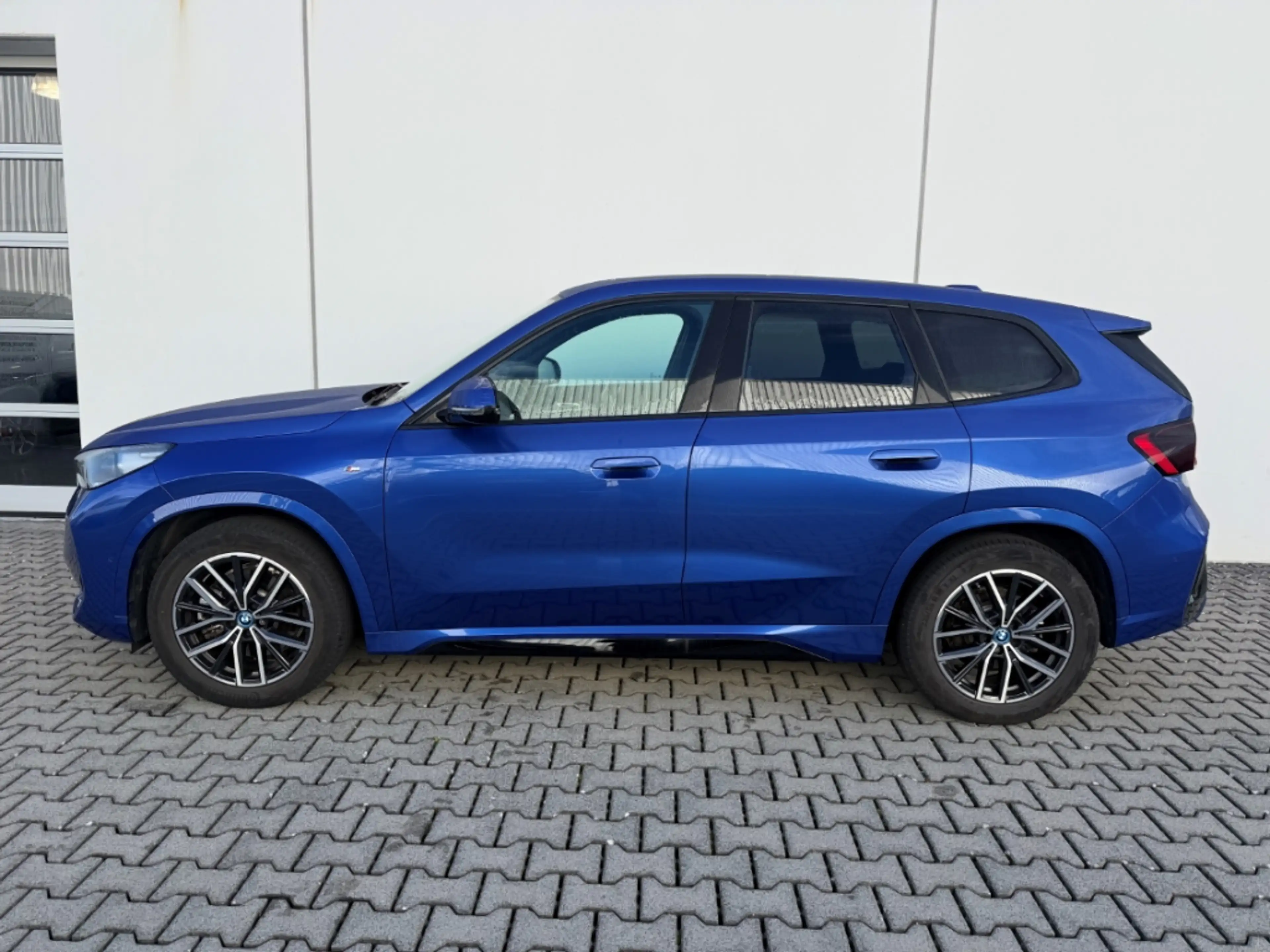 BMW iX1 xDrive 30 M-Sport Sportpaket AD El. Panodach Panor — photo 3
