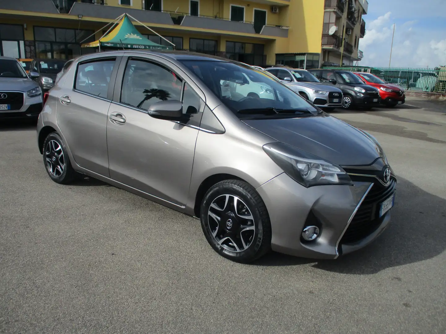 Toyota Yaris 1.0 BENZINA EURO 6B 5 PORTE LOUNGE Grigio - 1
