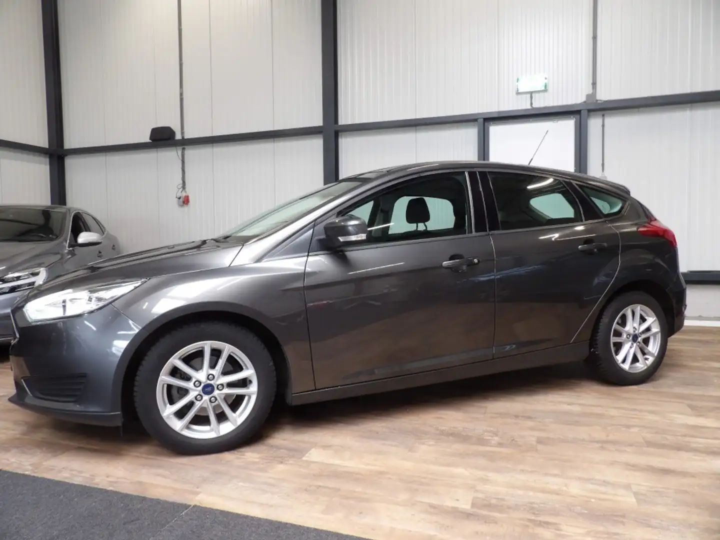 Ford Focus 1.0 5drs - airco - navigatie - zeer nette staat Grau - 2