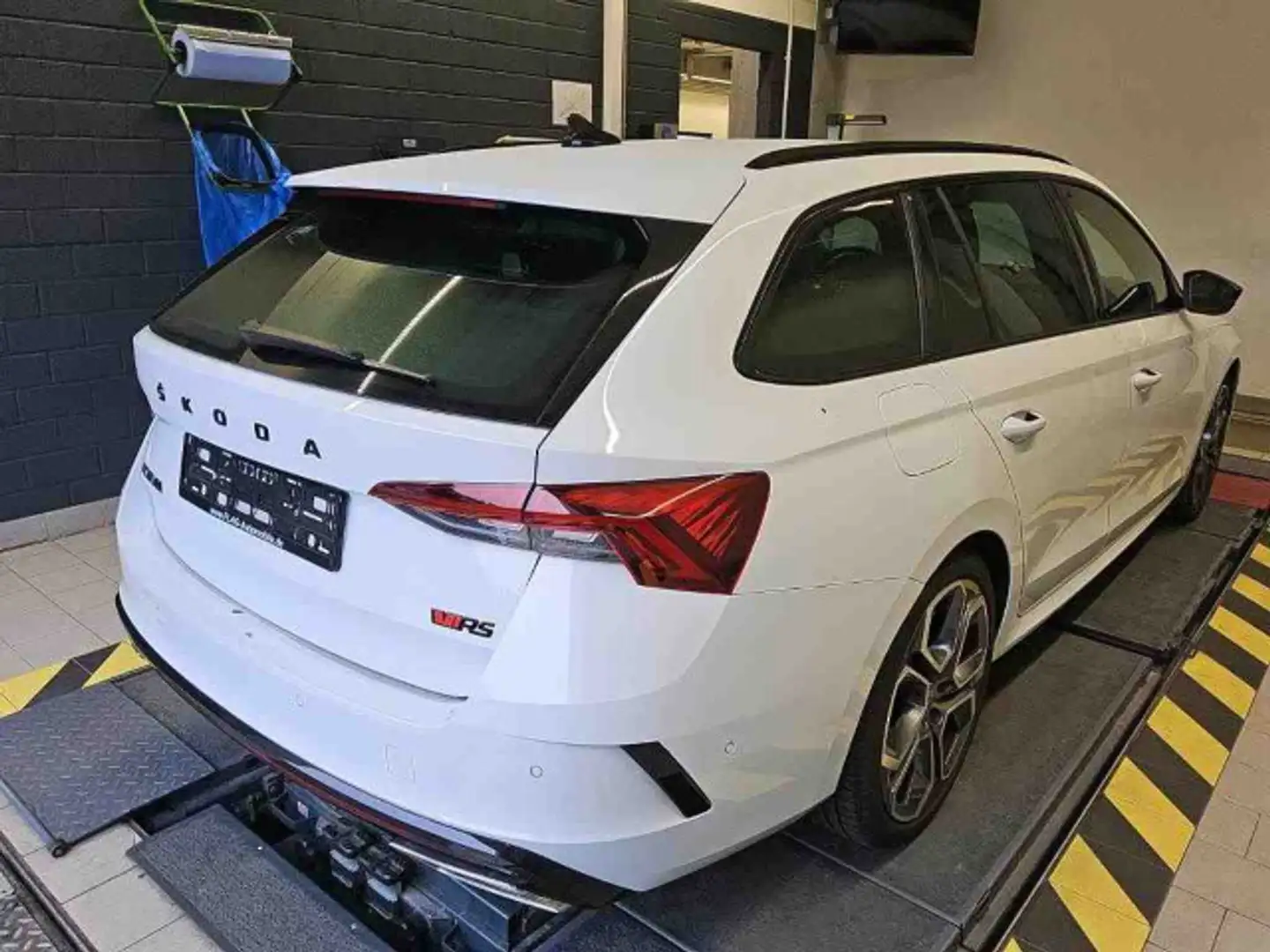 Skoda Octavia Combi RS 4x4 2.0TDI DSG LED Navi HUD AHK Blanc - 2