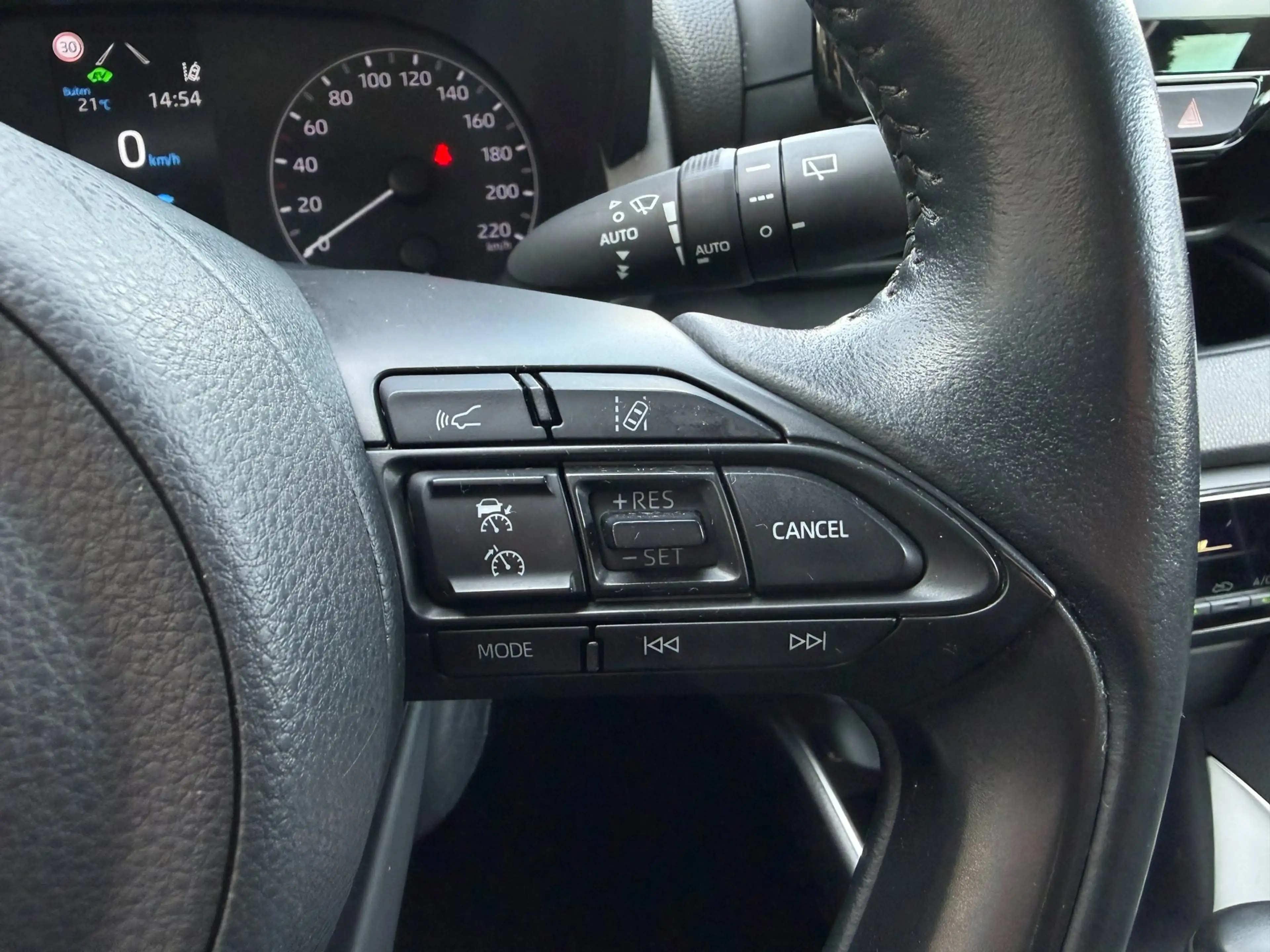 Toyota Yaris 1.5 Hybrid Active — photo 12