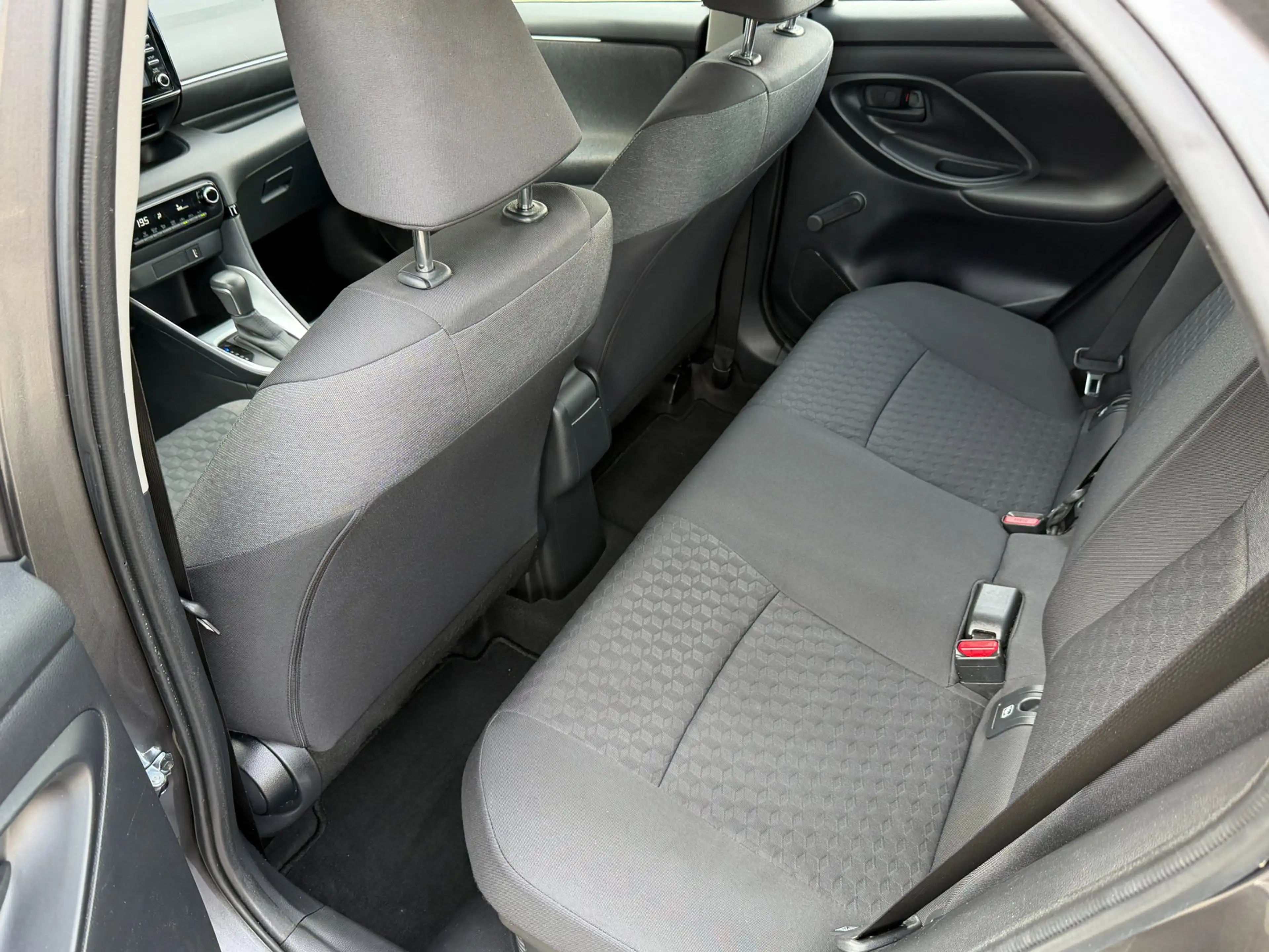 Toyota Yaris 1.5 Hybrid Active — photo 24
