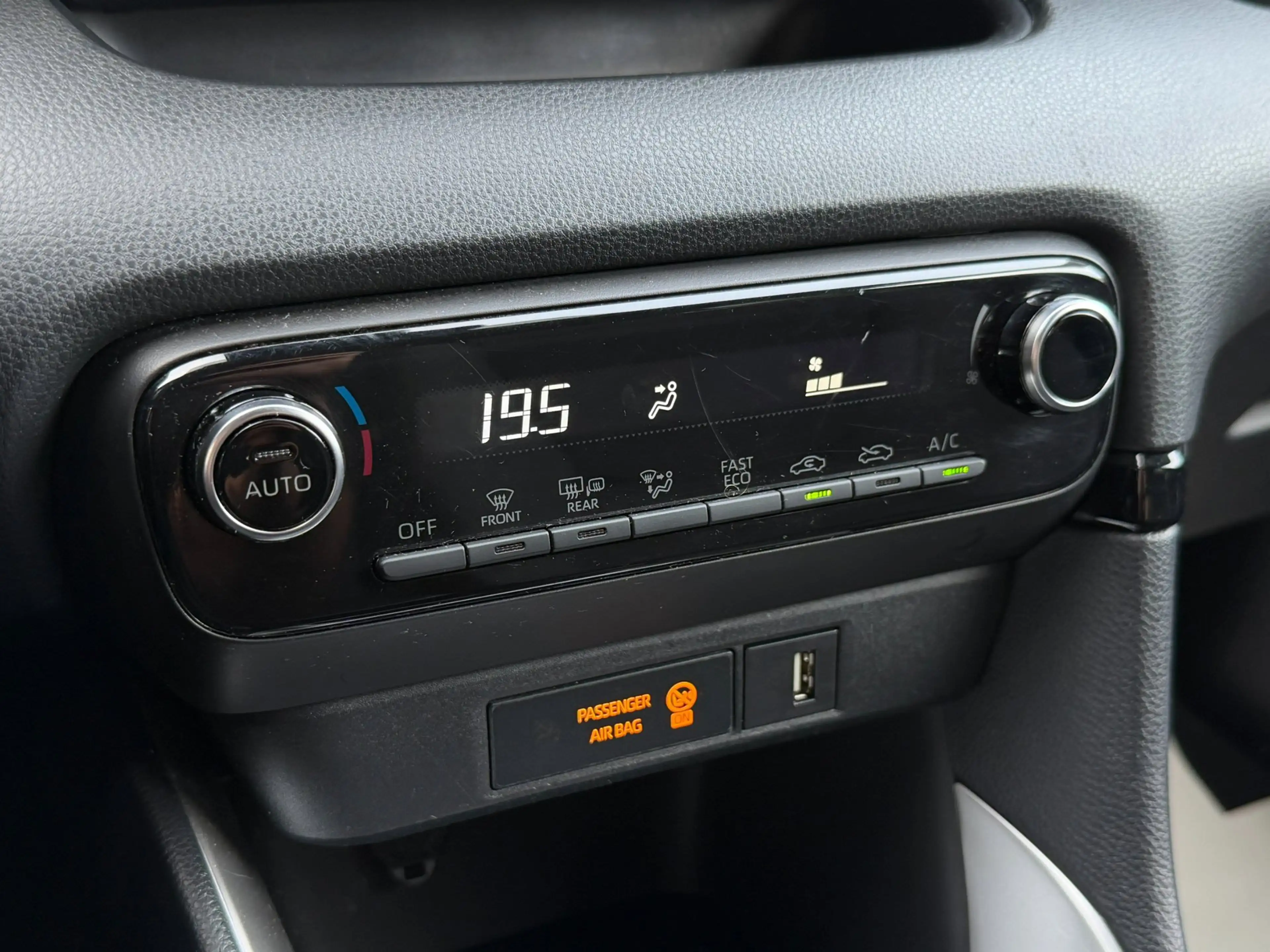 Toyota Yaris 1.5 Hybrid Active — photo 13