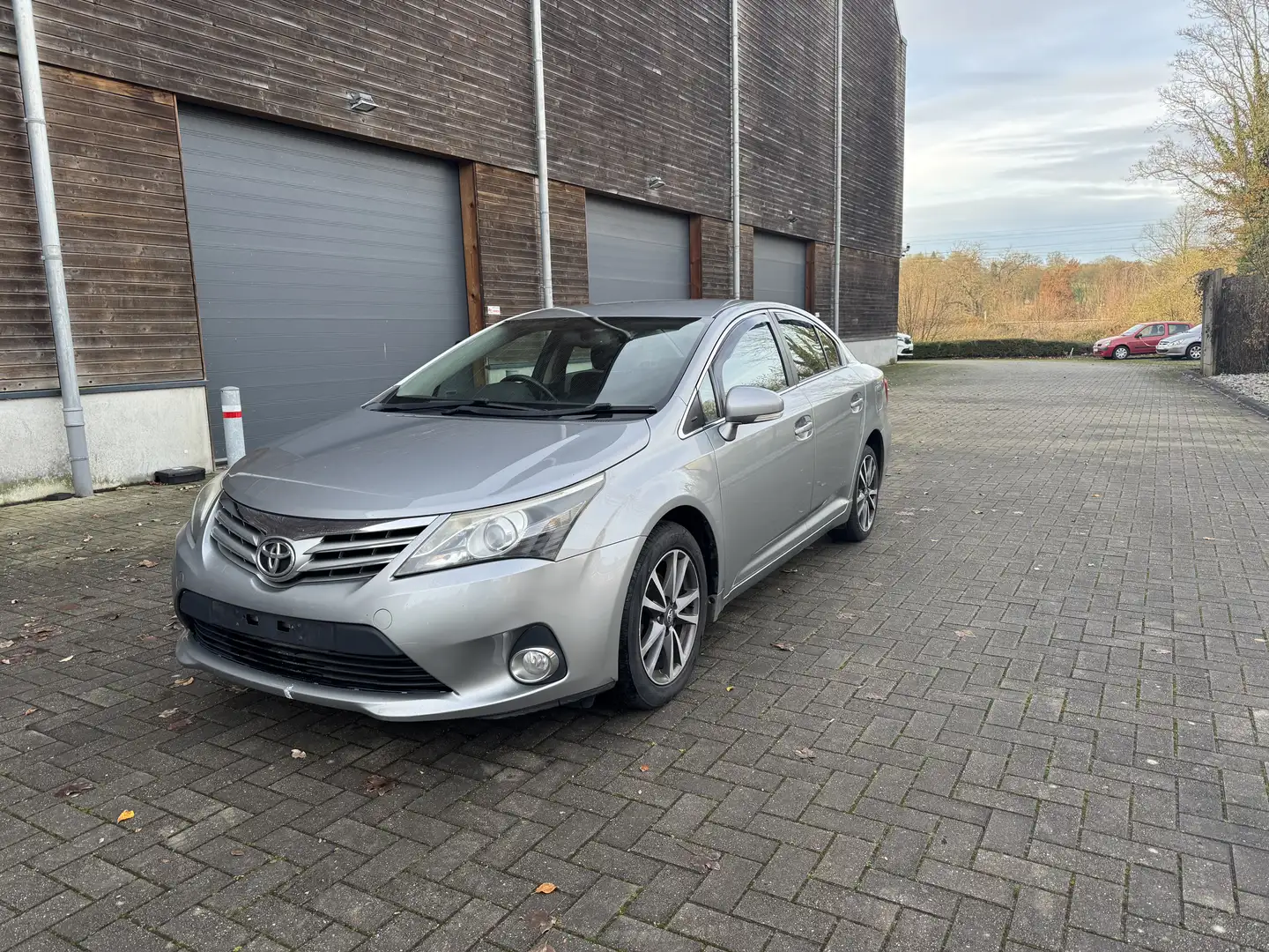 Toyota Avensis 2.0 D-4D Executive POUR EXPORT - 1