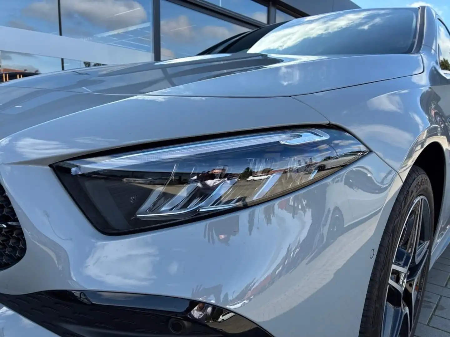 Mercedes-Benz A 250 e Limousine mit EQ Hybrid Technologie +AMG Grau - 2