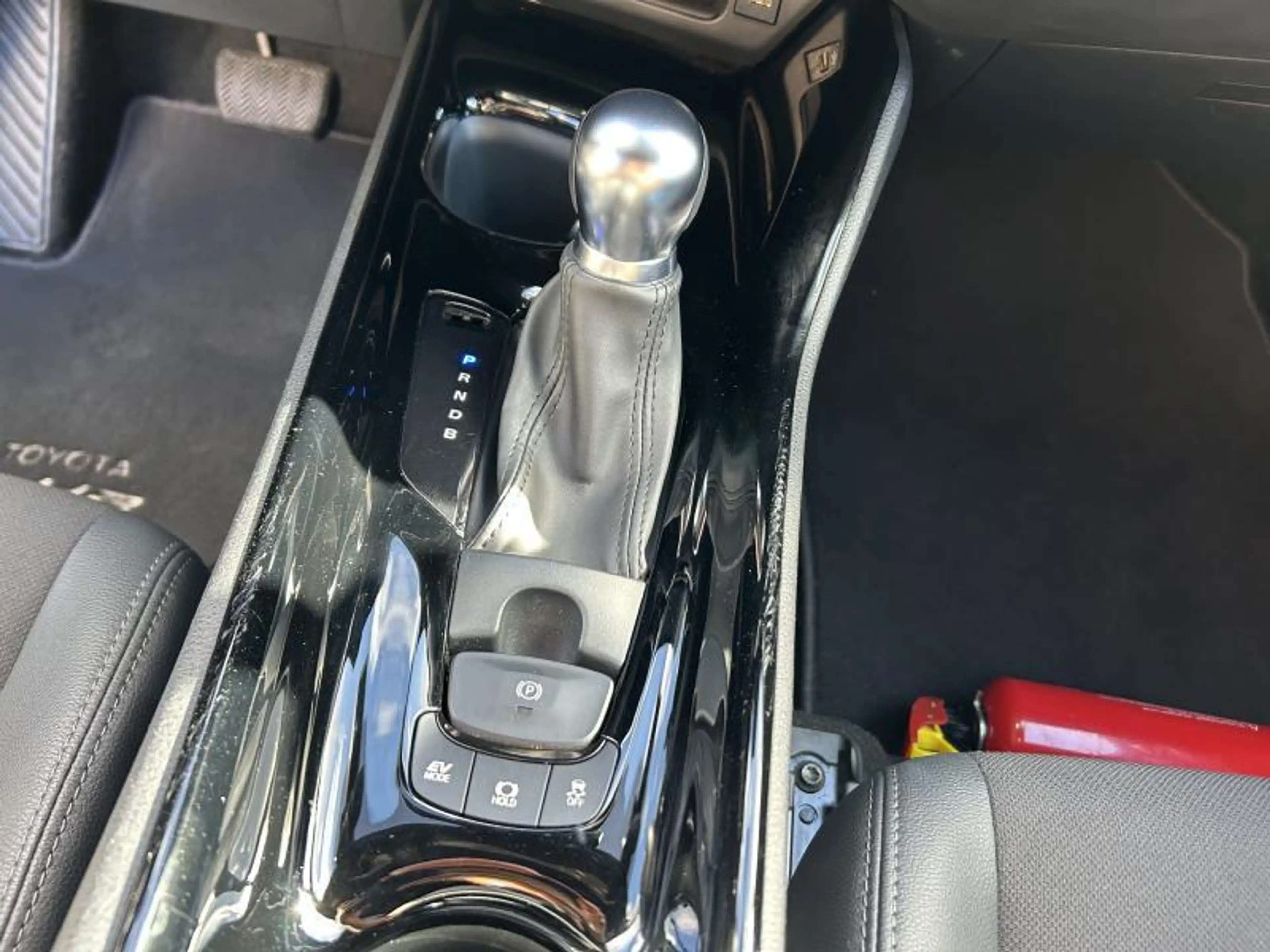 Toyota C-HR C-LUB Bi-Tone — photo 11