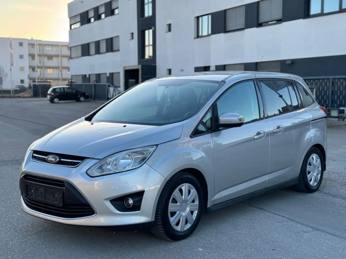 Ford Grand C-Max Trend 1.6 TDCi Silber - 1