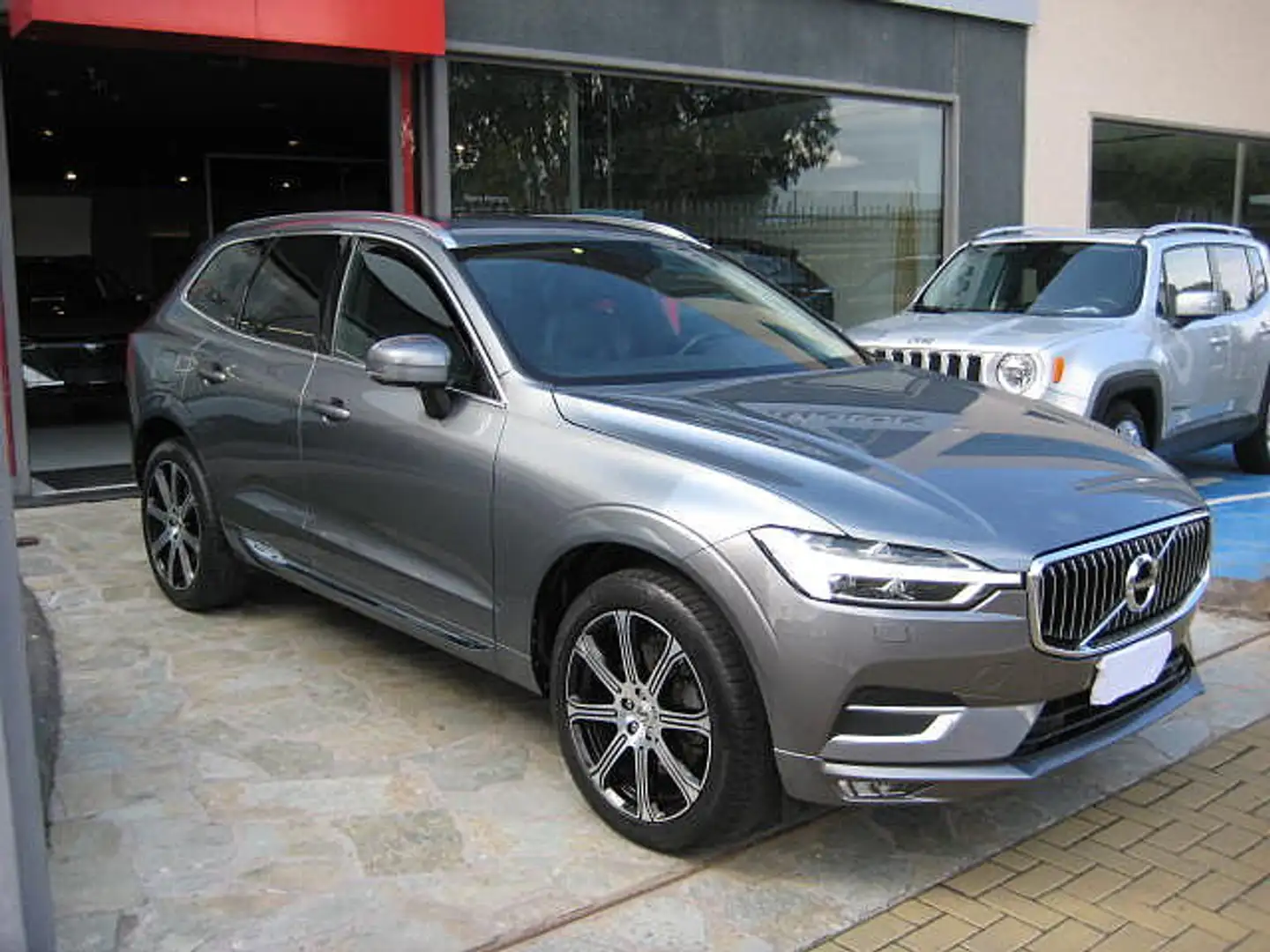 Volvo XC60 B4 Mild Hybrid (Diesel) AWD Inscription Geartronic Gris - 2