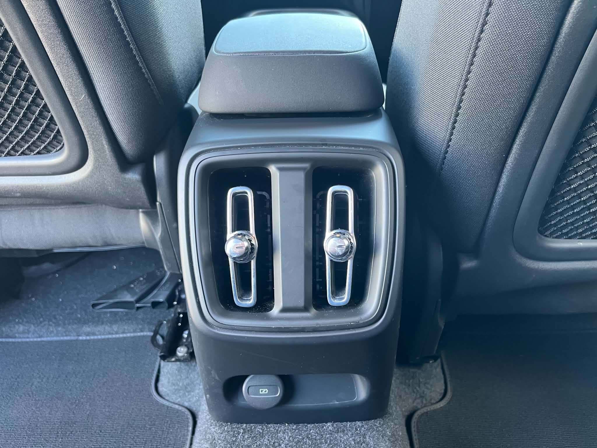 2024 Volvo XC40 Twin eAWD Core thumb 14