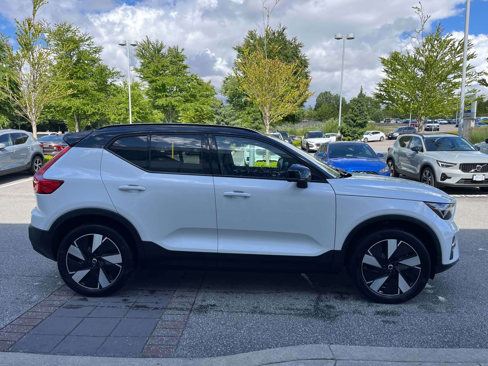 2024 Volvo XC40 Twin eAWD Core thumb 6