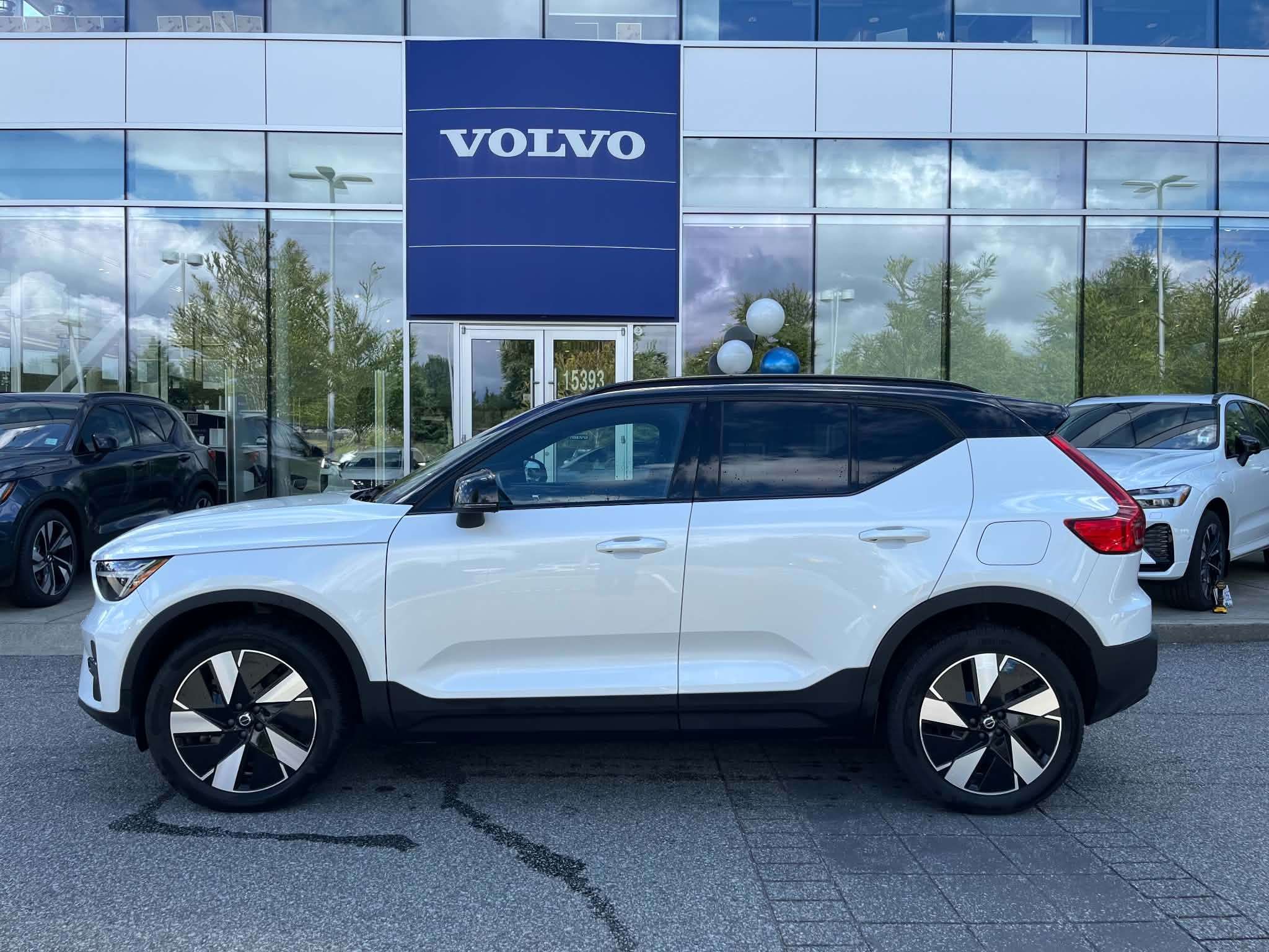 2024 Volvo XC40 Twin eAWD Core alt 2