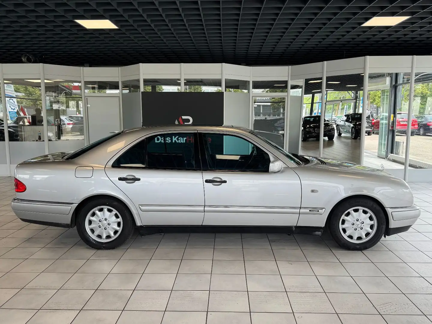 Mercedes-Benz E 240 Avantgarde Automatik Limousine · BOSE Silber - 2