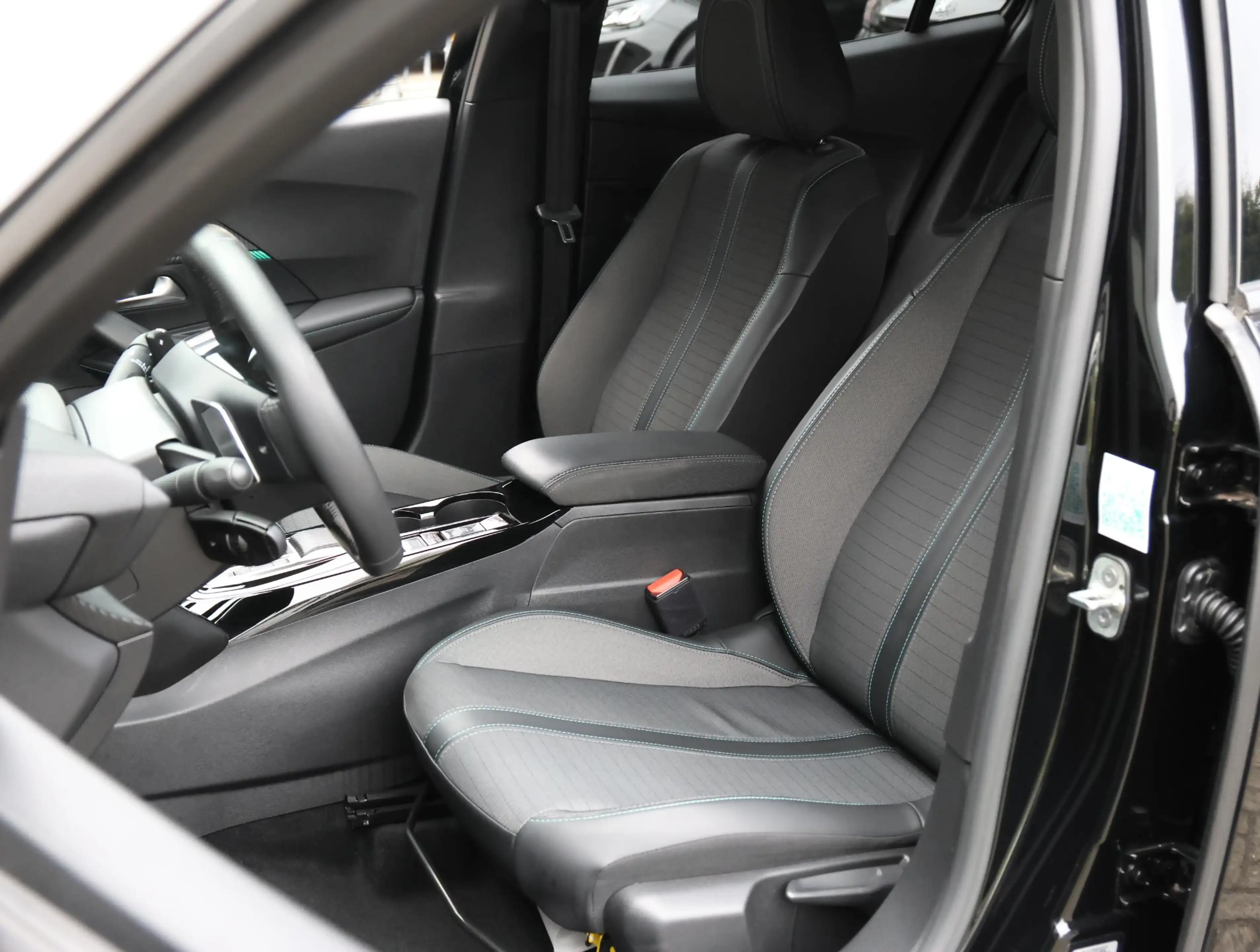 Peugeot 2008 SUV Allure 130pk Automaat | Navigatie | Climate Co — photo 12
