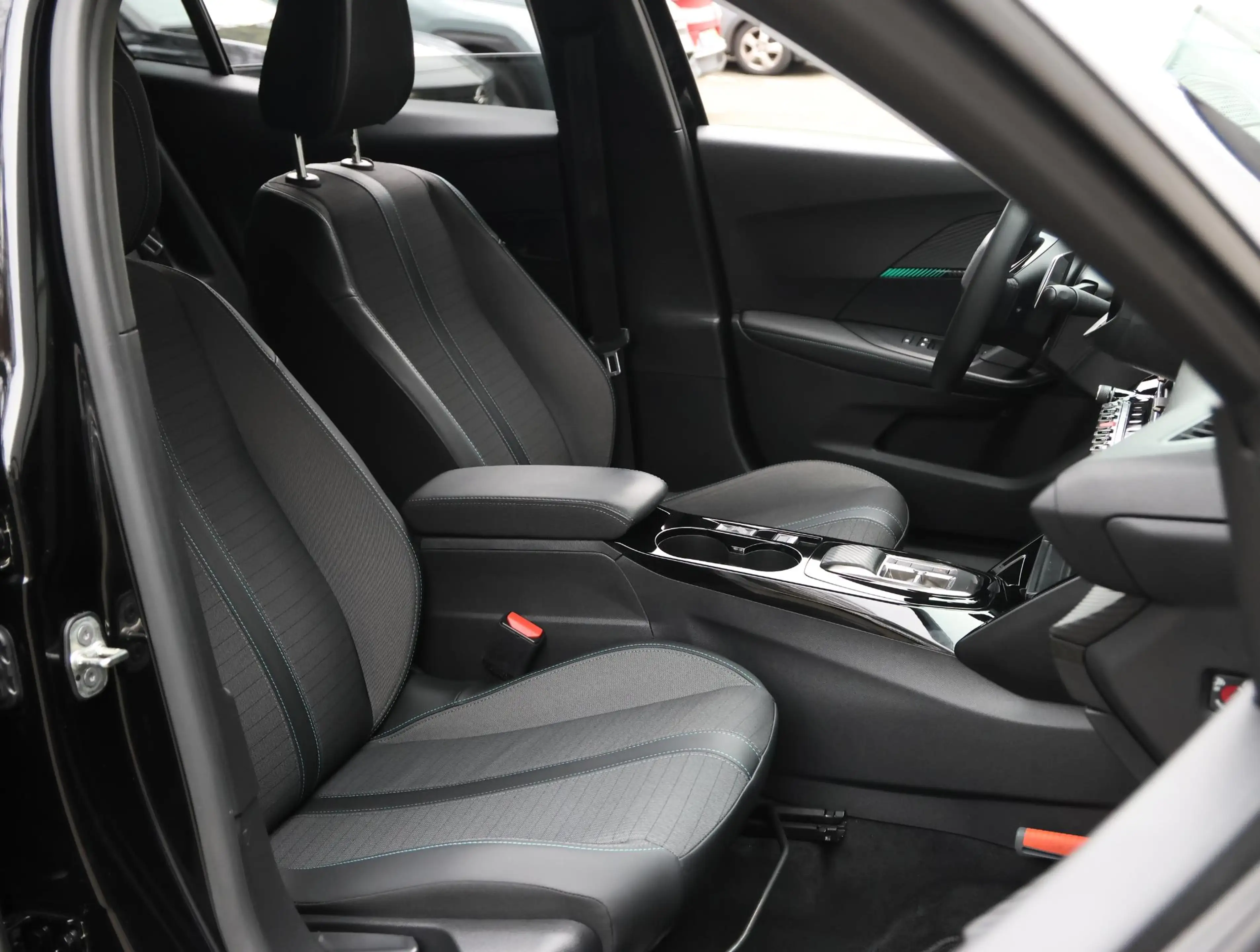 Peugeot 2008 SUV Allure 130pk Automaat | Navigatie | Climate Co — photo 10