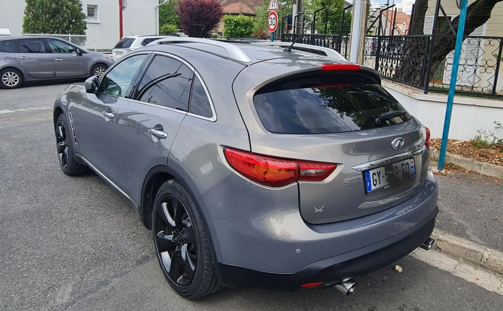 Infiniti QX70 - 2