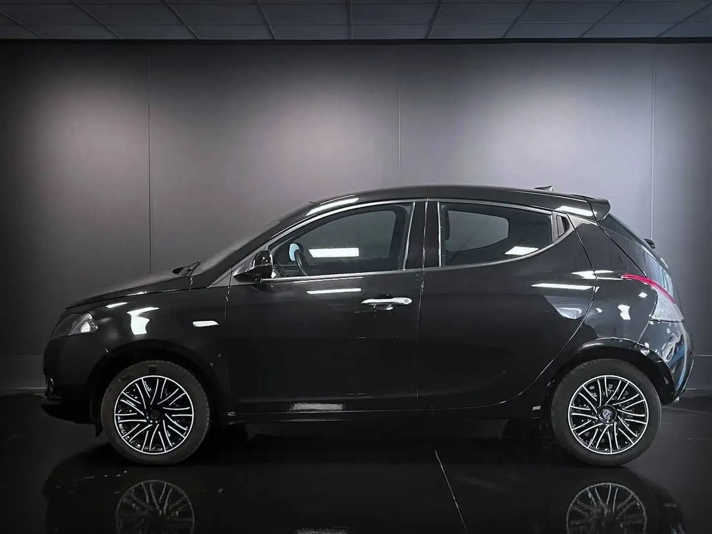 Lancia Ypsilon Ypsilon 1.0 FireFly 5 porte S&S Hybrid Ecochic Go Schwarz - 2