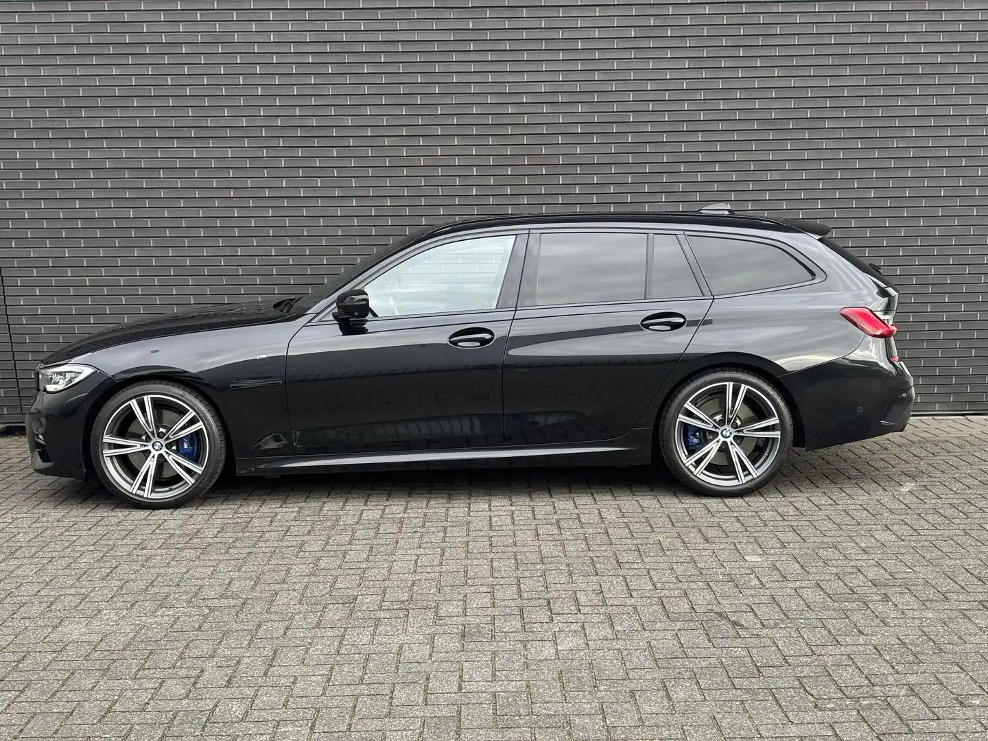 BMW 330 3-serie Touring 330i xDrive High Executive M Sport Zwart - 2