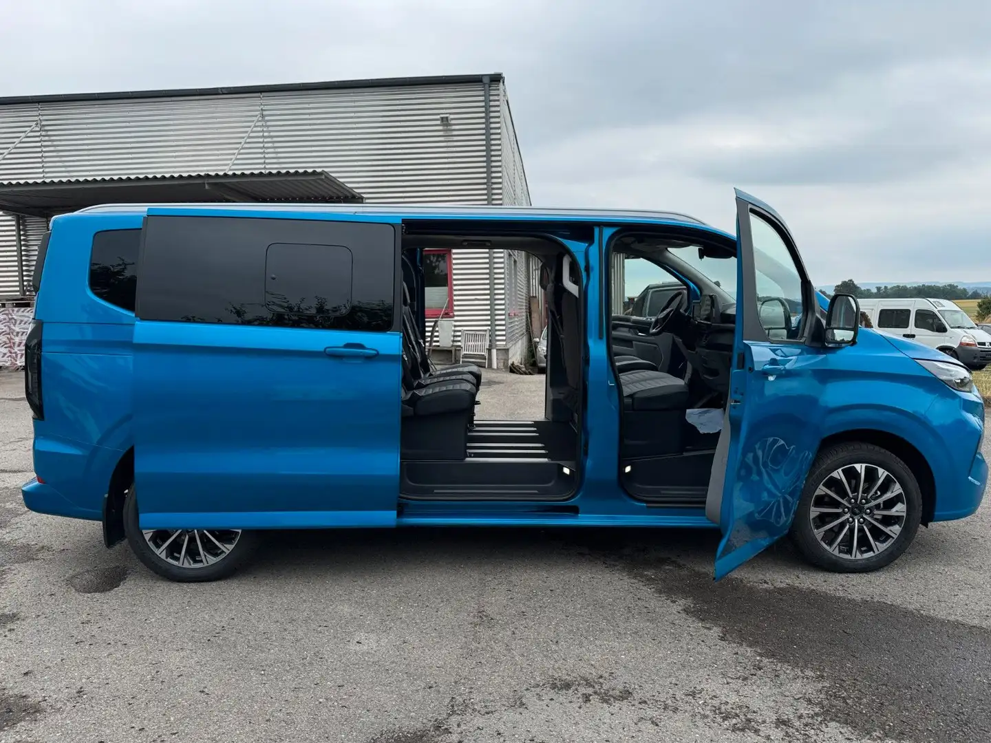 Ford Tourneo Custom L2 9-Sitzer Titanium 2025 Blau - 2