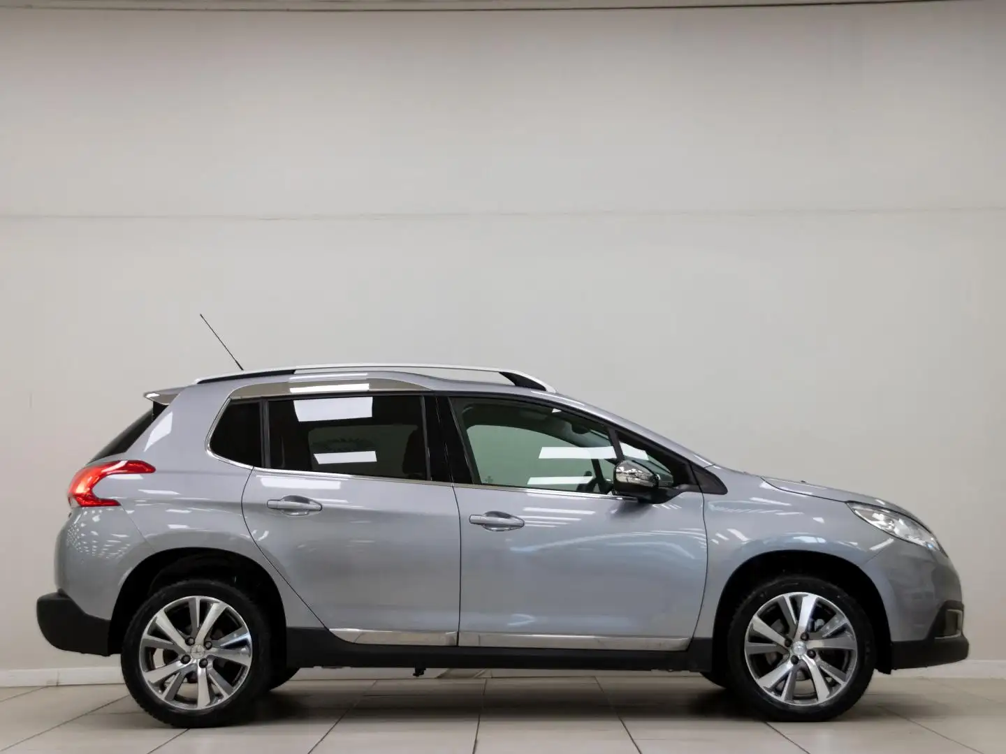 Peugeot 2008 1.2 PureTech S&S Allure 110 Gris - 2