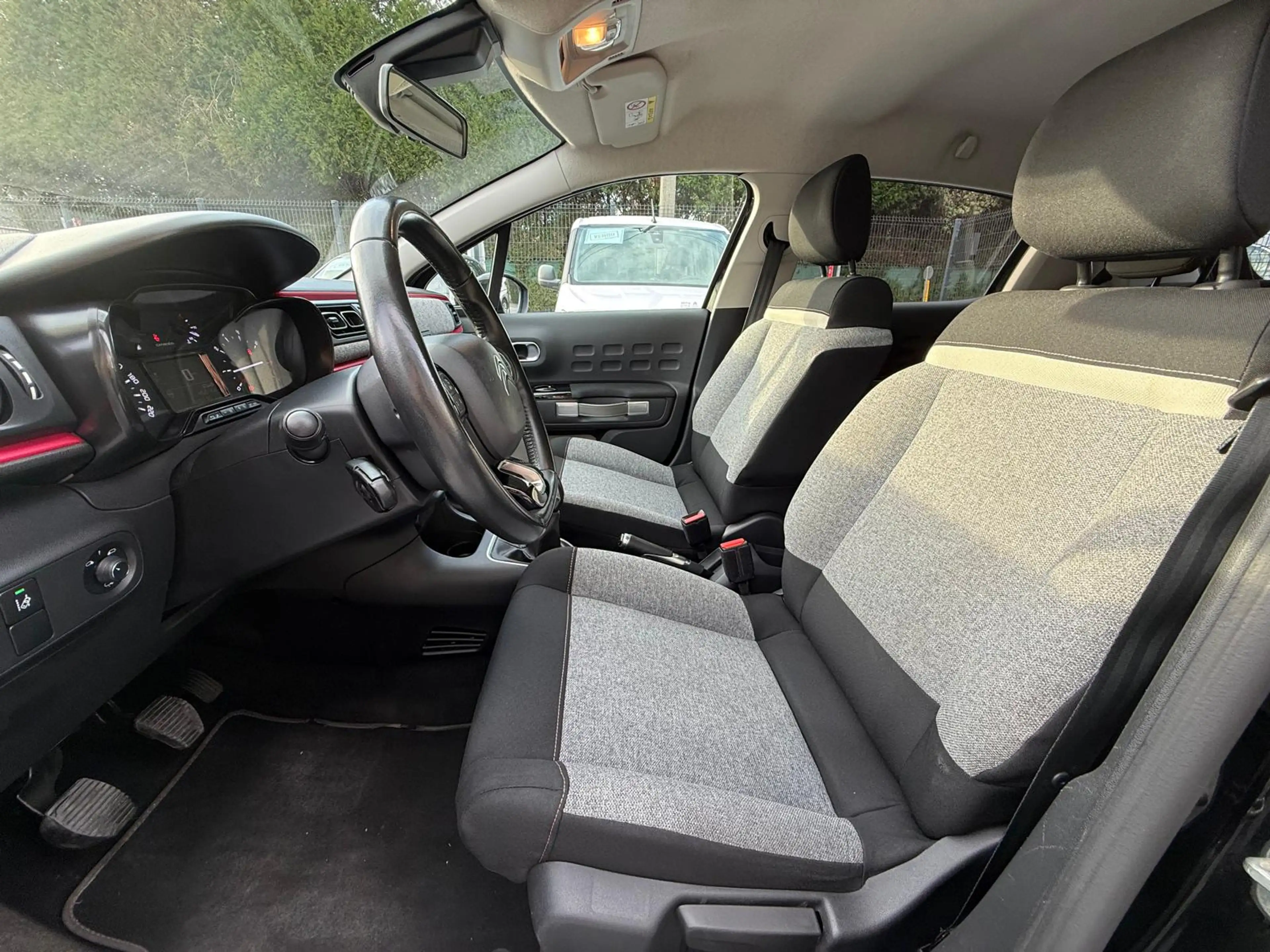 Citroen C3 C3 1.2i Édition spéciale ELLE / CarPlay / Entretien + CT + Garantie 1 an — photo 5