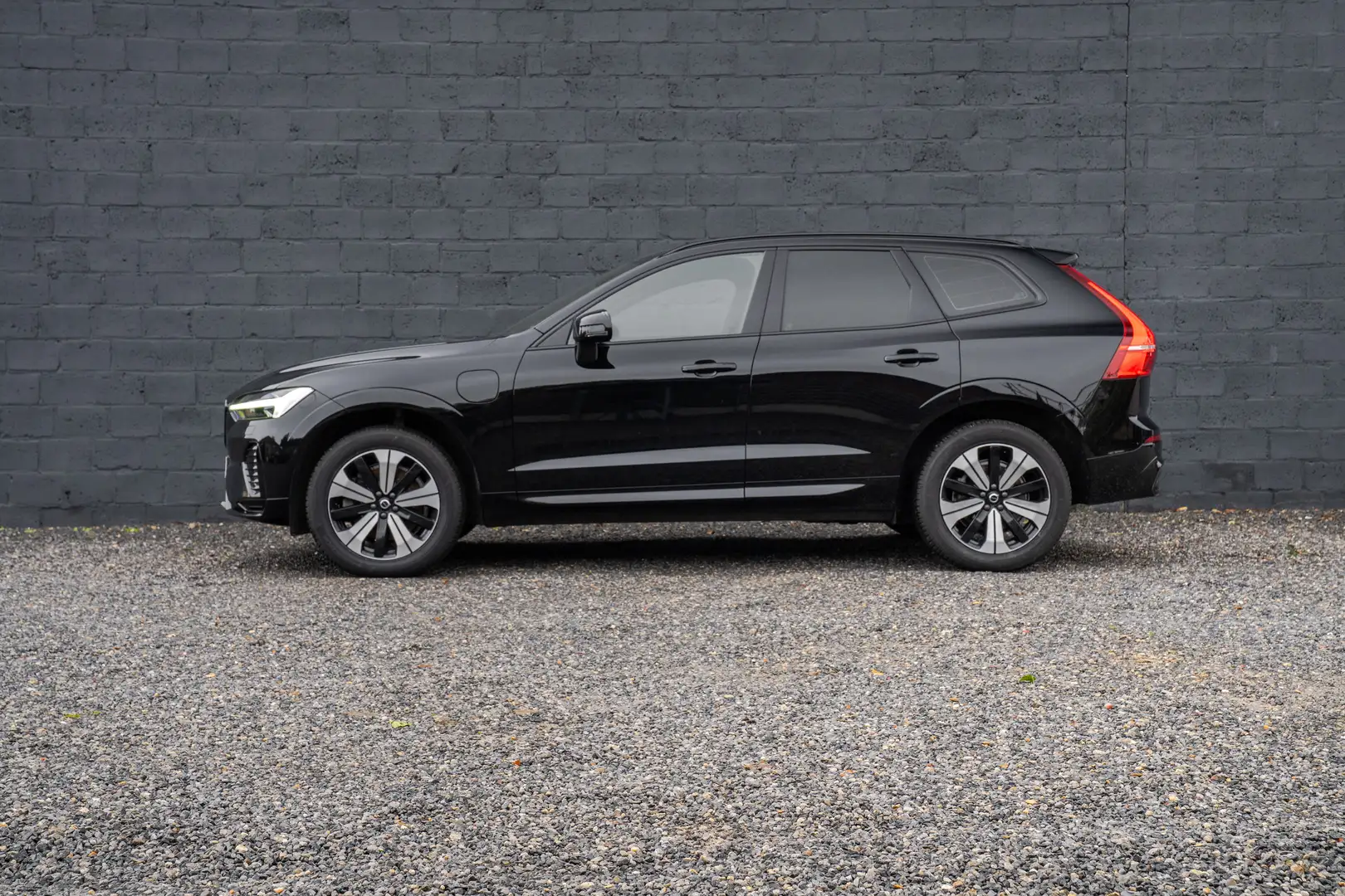Volvo XC60 2.0 T6 PHEV AWD PANO/ACC/LED Zwart - 2