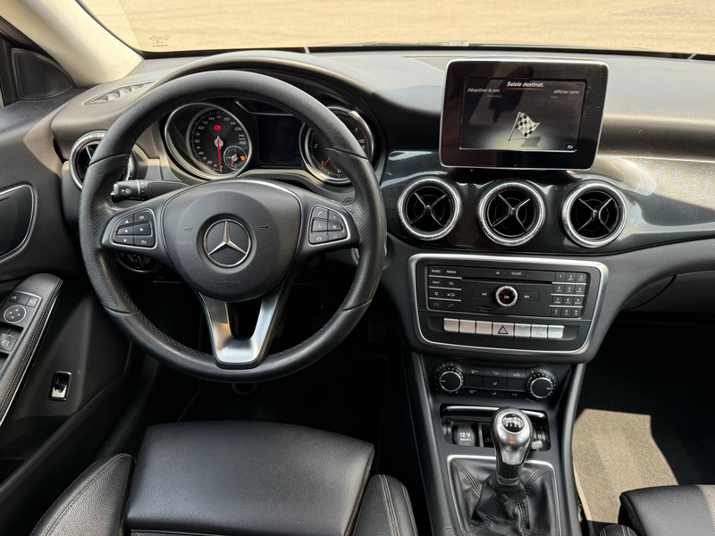 Mercedes-Benz CLA 180 CLA 180 d / Capteurs avant et arrière / — photo 8