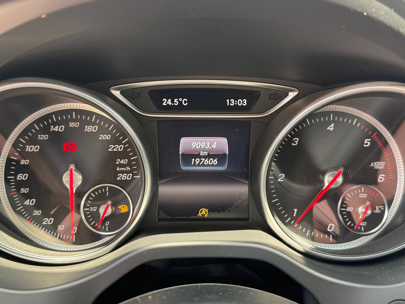 Mercedes-Benz CLA 180 CLA 180 d / Capteurs avant et arrière / — photo 9