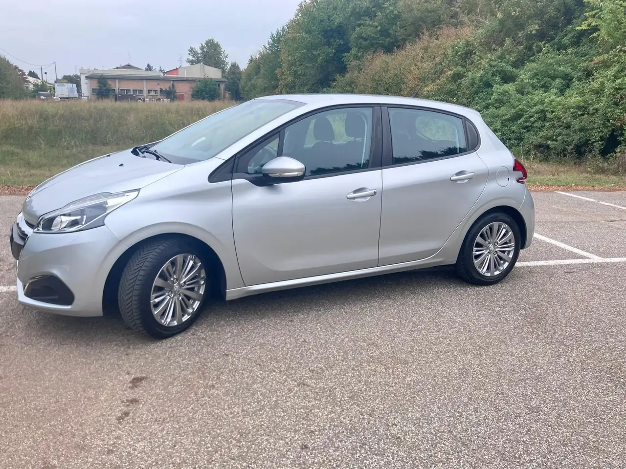 Peugeot 208 5p 1.6 bluehdi Touch 75cv — photo 1 of 6