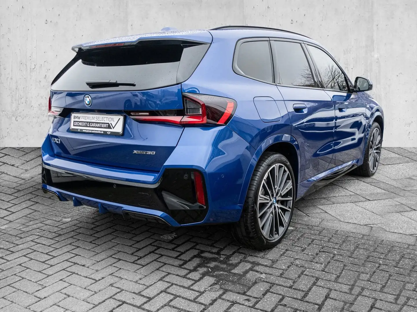 BMW iX1 xDrive30 M Sport AHK Pano adapt LED H&K Sound HuD Blau - 2