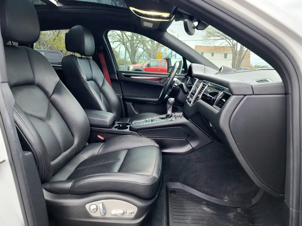 Porsche Macan снимка Porsche Macan