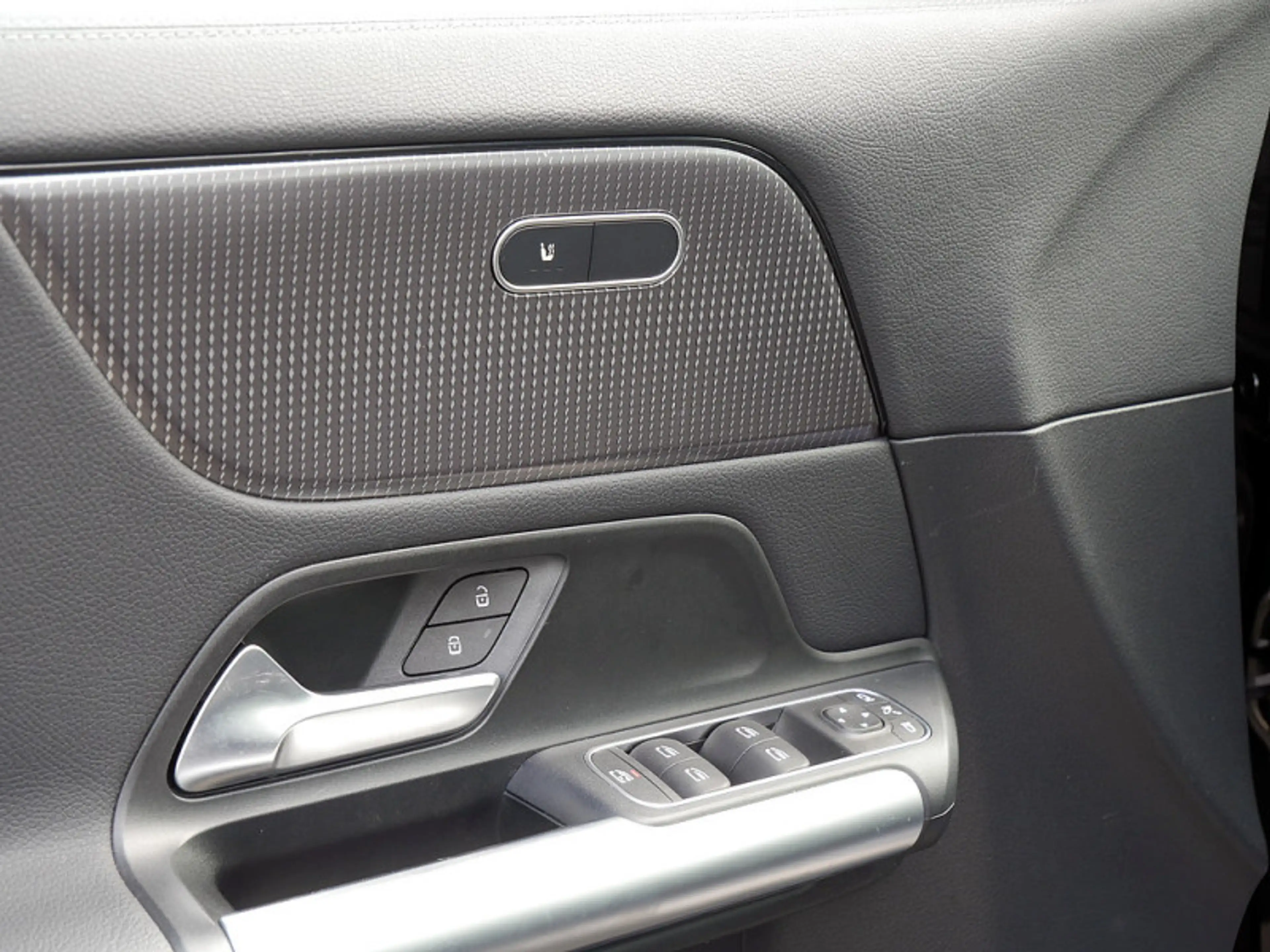 Mercedes-Benz GLA 250 PROGRESSIVE AHK SPUR PDC SHZ — photo 14