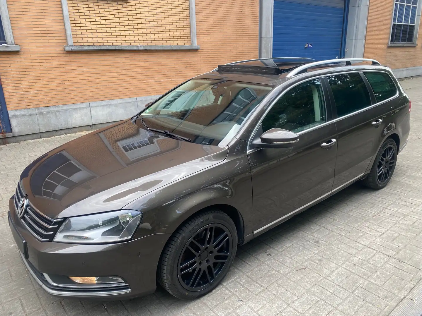 Volkswagen Passat Variant 1.6 TDI * PANO-CLIM-CUIR-GPS-JANTES ! Marrón - 1