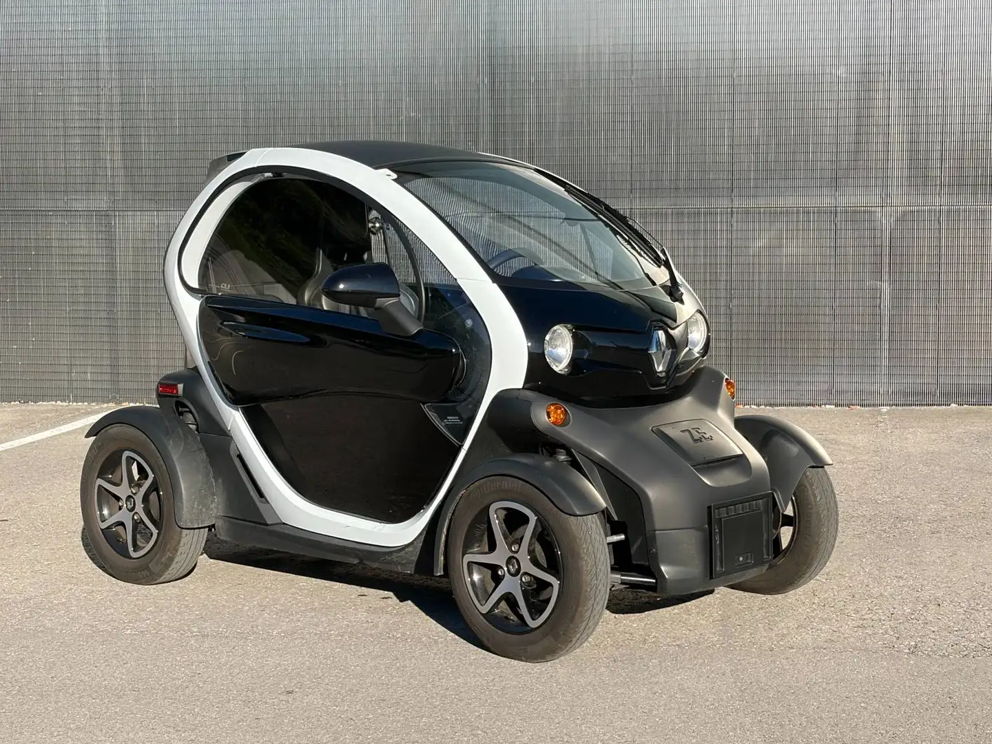 Renault Twizy Twizy black intense 80: Der ideale kleine und günstige Flitzer für urbanes Leben! Schwarz - 1