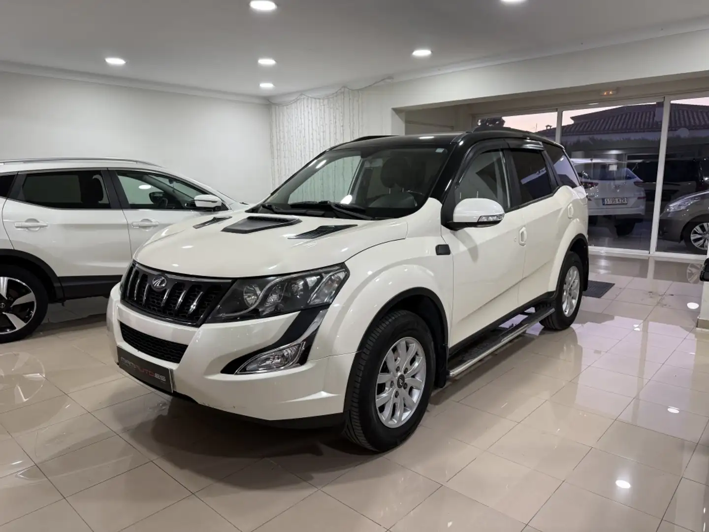 Mahindra XUV500 2.2D W8 FWD Beige - 2