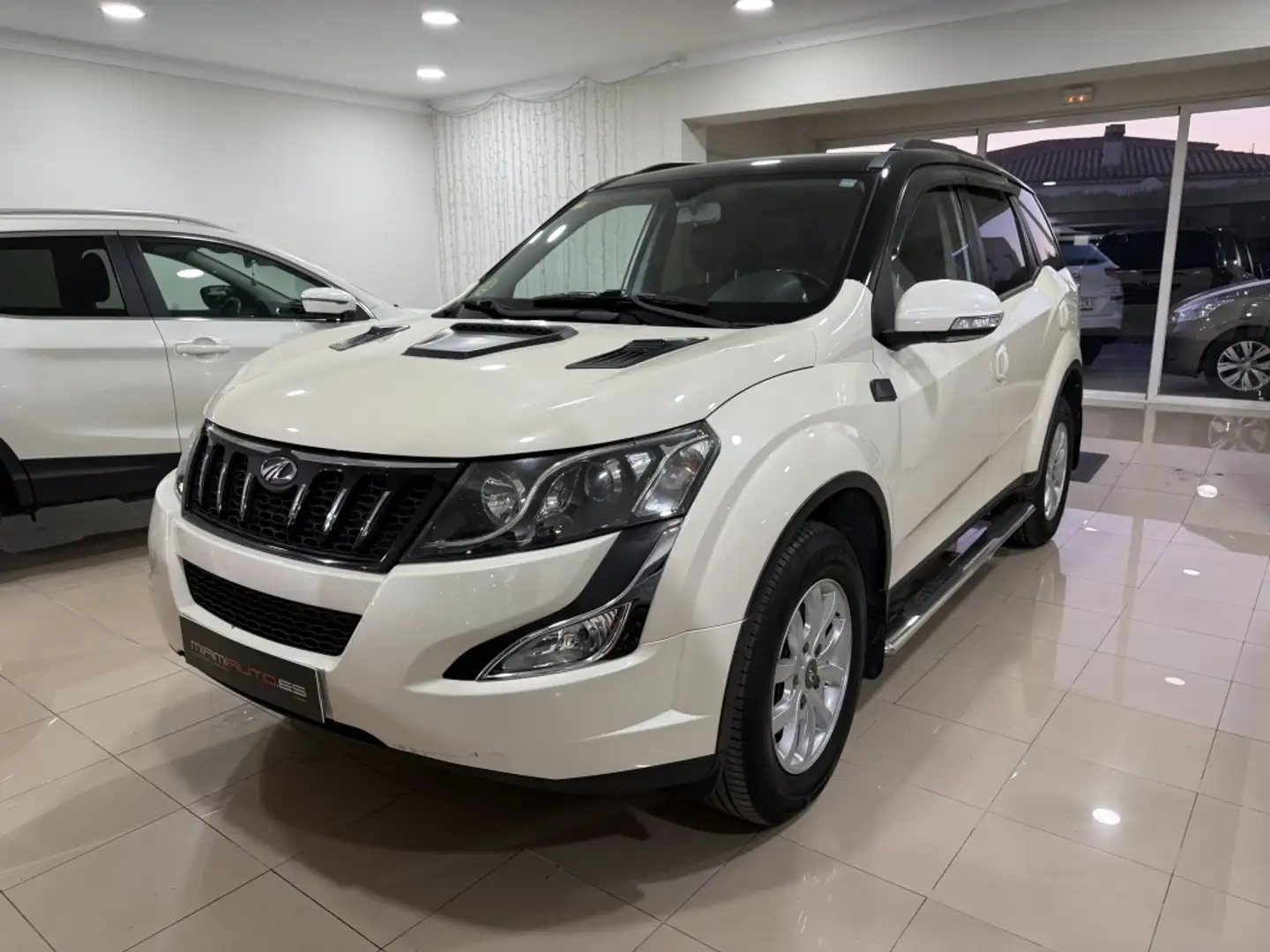 Mahindra XUV500 2.2D W8 FWD Beige - 1