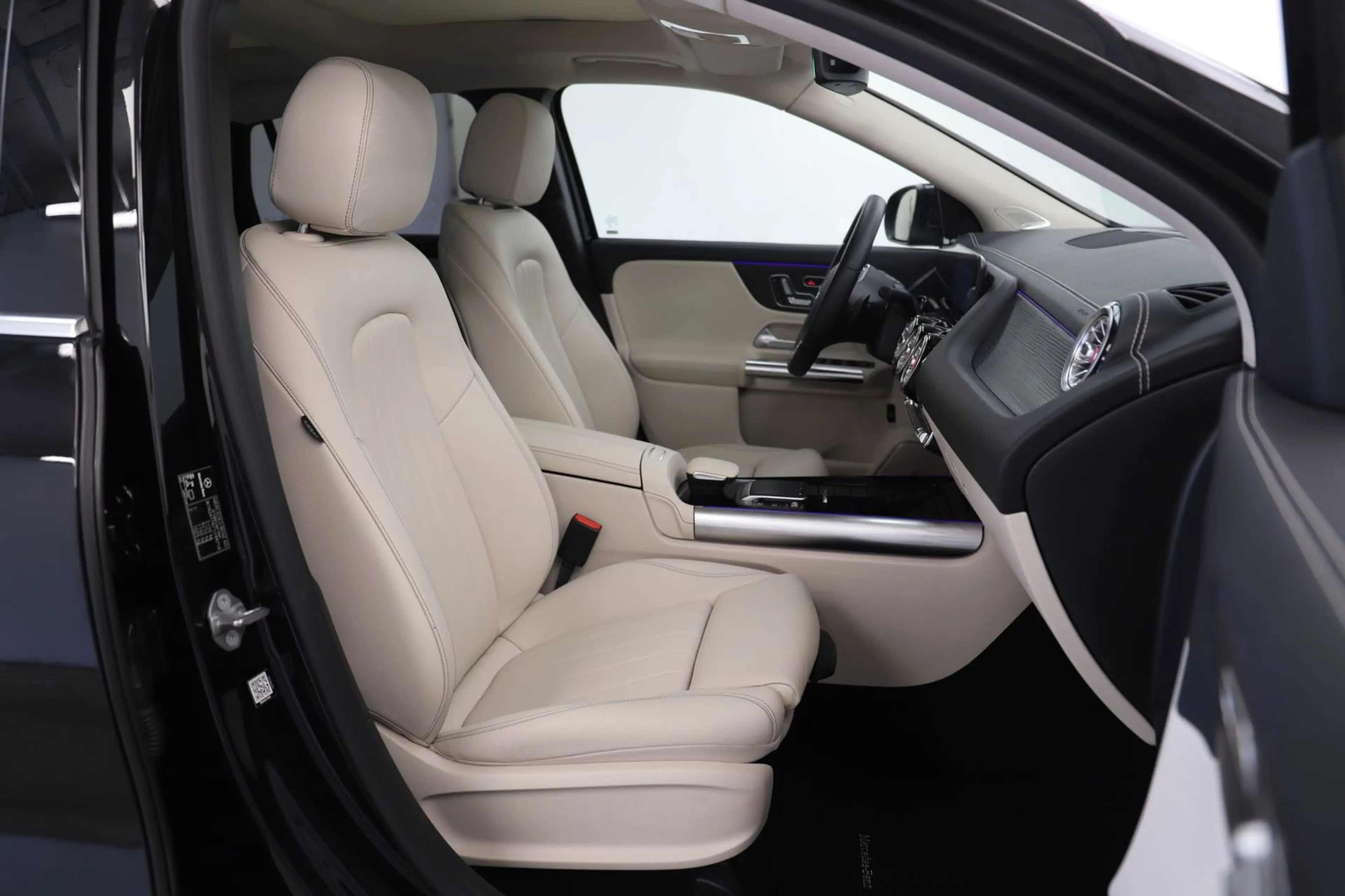 Mercedes-Benz GLA 250 224PS DCT 4Matic ACC PANO 360° 1Hand — photo 10