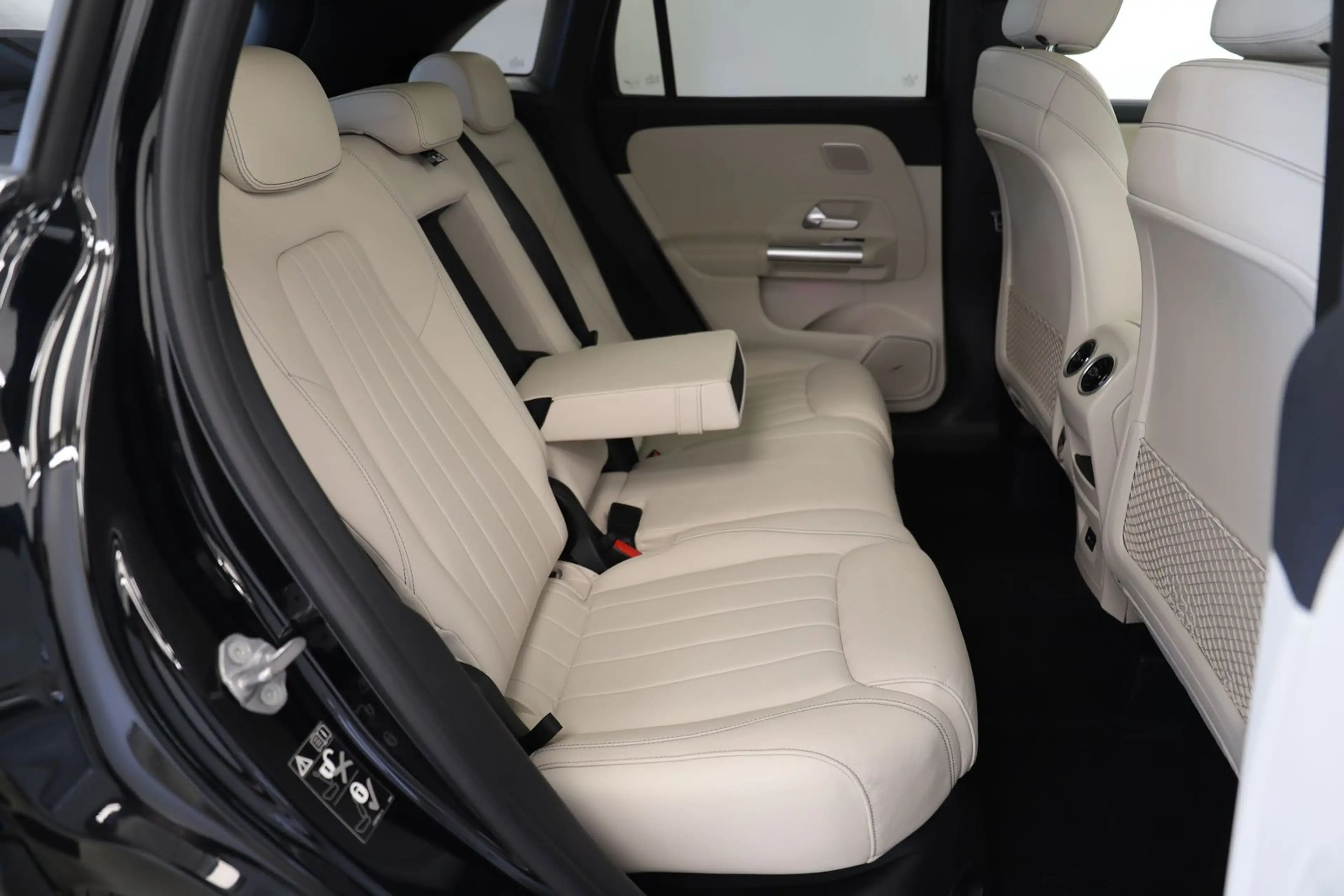 Mercedes-Benz GLA 250 224PS DCT 4Matic ACC PANO 360° 1Hand — photo 12