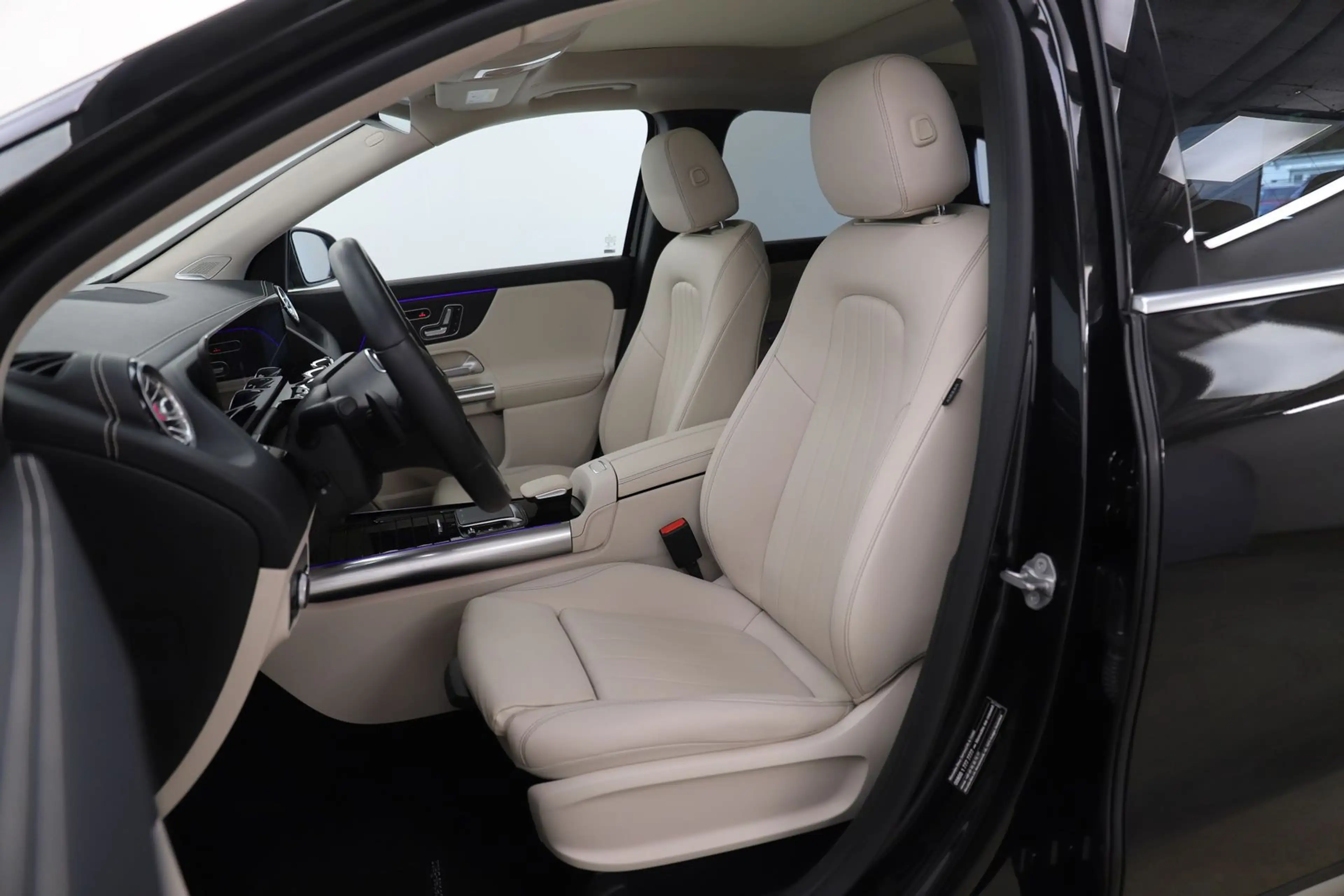 Mercedes-Benz GLA 250 224PS DCT 4Matic ACC PANO 360° 1Hand — photo 9