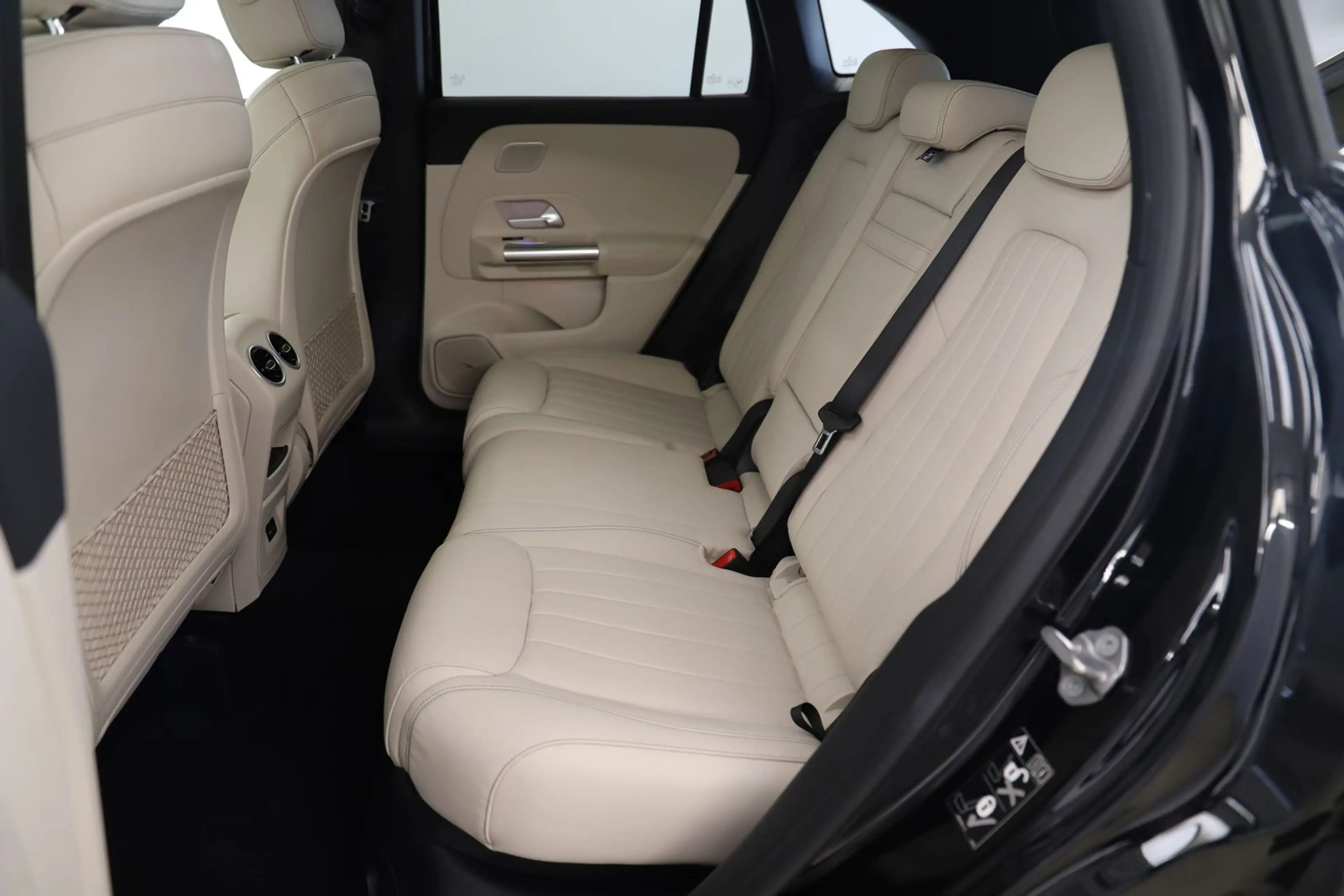 Mercedes-Benz GLA 250 224PS DCT 4Matic ACC PANO 360° 1Hand — photo 11