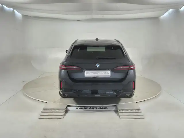 BMW 5 Series view 4