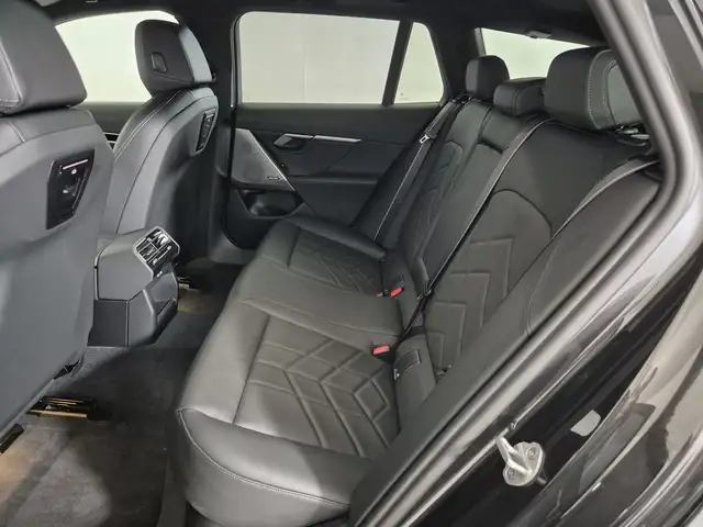 BMW 5 Series view 8
