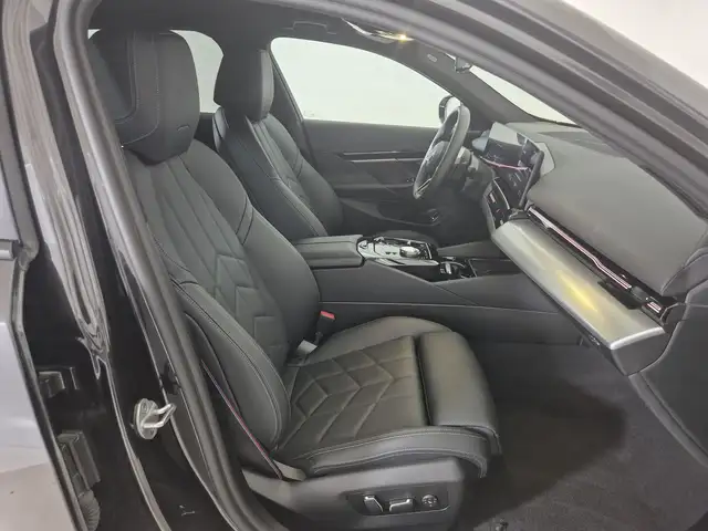 BMW 5 Series view 11