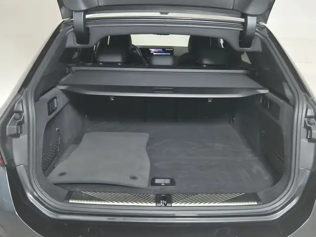 BMW 5 Series view 14