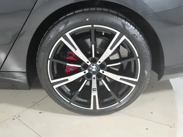 BMW 5 Series view 15