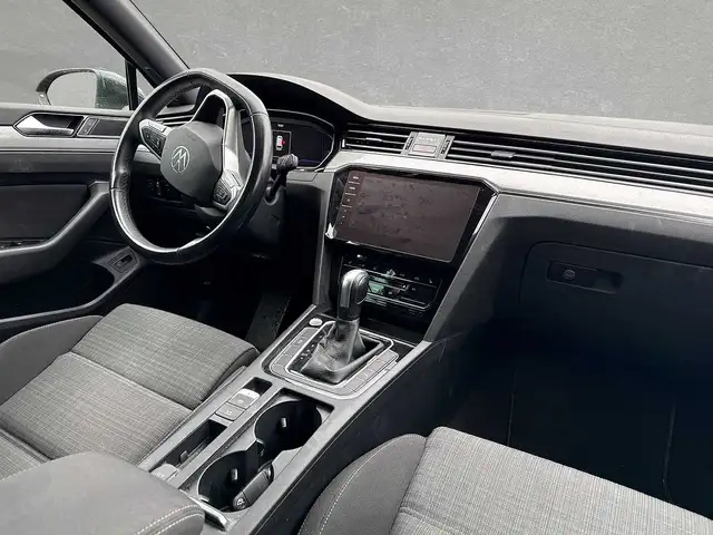 Volkswagen Passat view 4