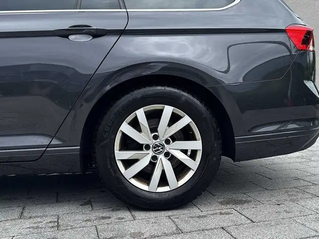 Volkswagen Passat view 9