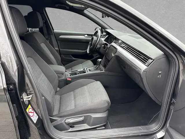 Volkswagen Passat view 3